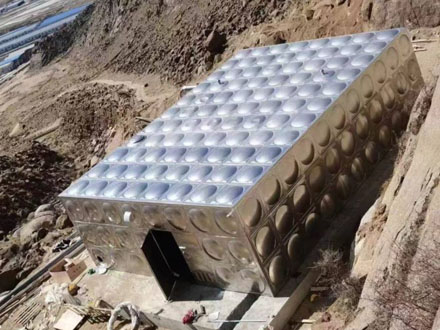 The assembly and installation of stainless steel water tanks in Lhasa